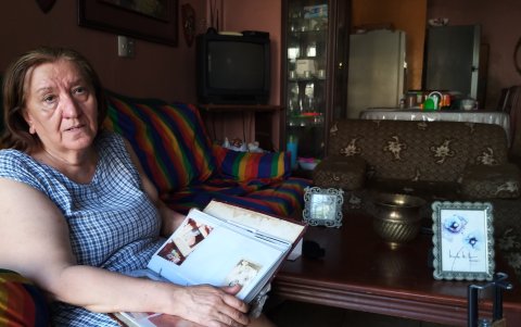 Aura Maruri, hermana de Alba Maruri, revisa un álbum de fotos.