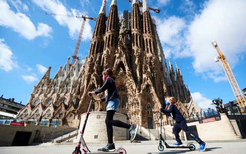 BARCELONA. Dos niñas juegan ante la Sagrada Familia este martes, cuando se cumplen 45 días de confinamiento por el estado de alarma decretado por el Gobierno por la crisis del coronavirus.