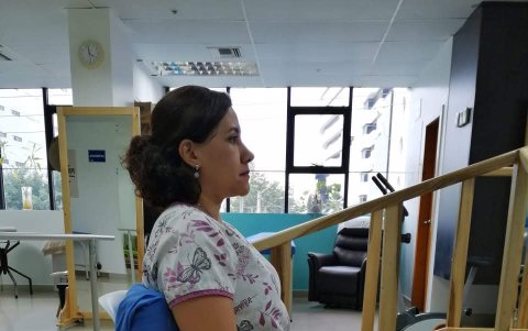 Posición sentada correctamente, con un cojín o toalla enrollada en el área lumbar.para brindar confort a esa zona.