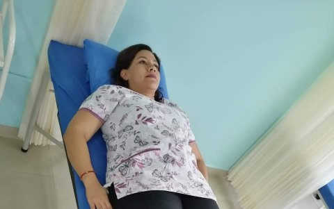 Si presentas dolor lumbar colócate boca arriba, utiliza una almohada debajo de las rodillas y otra no tan gruesa debajo de la cabeza.