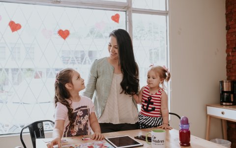 Lissette junto a sus hijas Emmylou y Chloe.