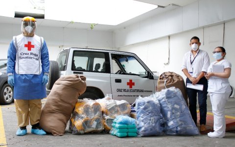 A la Cruz Roja llegan alimentos, productos y equipos de bioseguridad para el voluntariado.