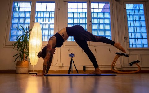 Tina, una profesional autónoma que regenta un estudio de piilates con mas de 100 alumnos, produce videos de sus clases en su domicilio.