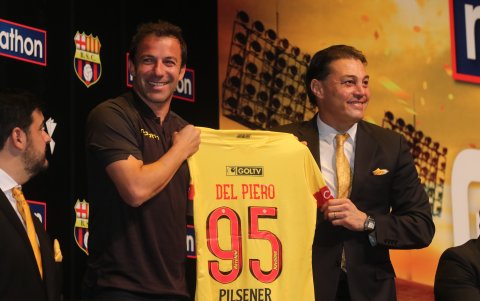 El titular amarillo con Alessandro Del Piero, quien usó la camiseta con el número 95 por el aniversario de Barcelona.



Agencia (ag-extra)
