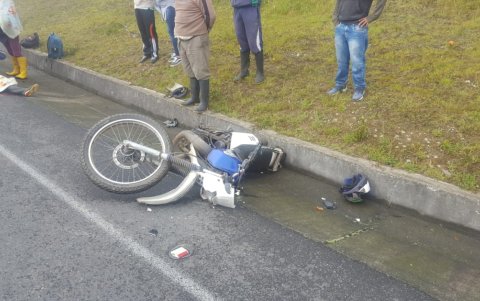 La moto accidentada cerca de Pelileo era conducida por tres jóvenes que hoy se recuperan de sus lesiones.