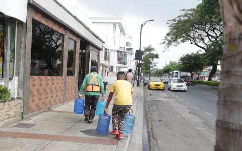 Prevención. Como de costumbre, algunos ciudadanos han empezado a abastecerse pidiendo botellones de agua a domicilio.