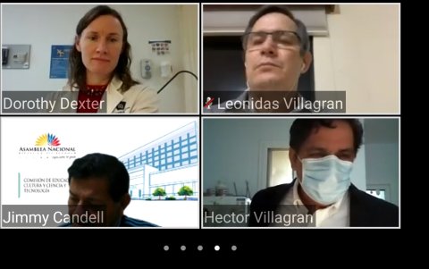 La doctora Dorothy Dexter, en el cuadro superior de la izquierda de la imagen de la aplicación Zoom, da conferencia desde China para Ecuador, sobre cómo enfrentar al COVID-19.