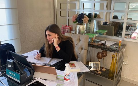 Cristina Reyes divide su tiempo entre las tareas domésticas y las profesionales.