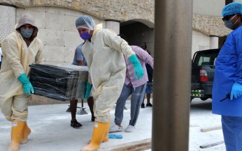 Según el gobierno, al menos 555 trabajadores de la salud han contraído la covid-19 y diez murieron.