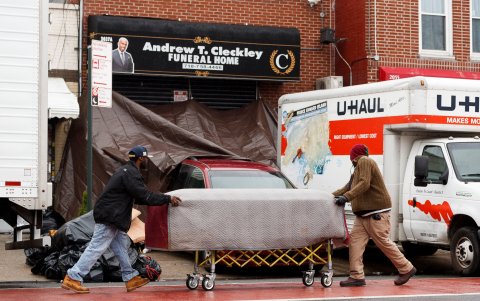 Traslado de un ataúd fuera de la funeraria Andrew T. Cleckley en Brooklyn, Nueva York, allí la policía encontró este miércoles entre 40 y 60 cuerpos en un camión de mudanzas