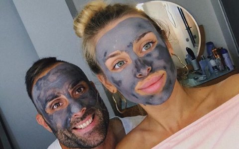 Vicky comparte sus rutinas de belleza con su esposo.