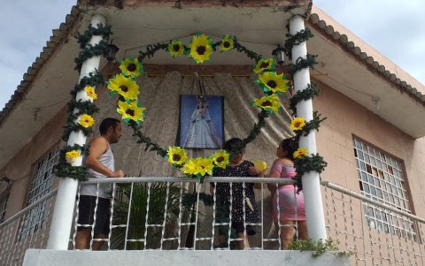Fe. Diversas familias de Guayaquil decoraron sus balcones y ventanas con la imagen religiosa.