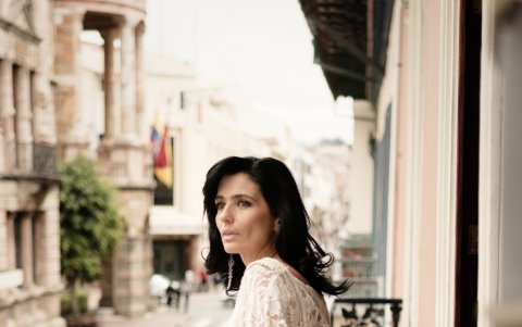 La imagen que Paulina refleja es el compendio de una ininterrumpida búsqueda de conocimiento, sumada a la sinergia del refinamiento y buen gusto, sin recargo alguno.