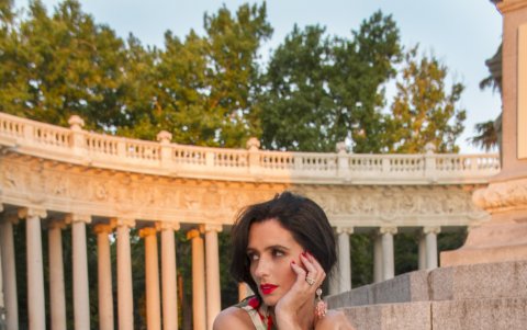 Desarrolla propuestas en ‘styling’, maquillaje y producción de moda, para editoriales en diferentes medios impresos y digitales del país.