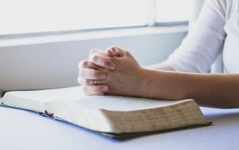 Refugiarse en la oración y la Palabra es como un ungüento sanador.