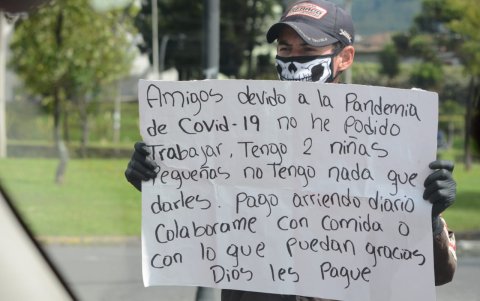 Para poder comer los migrantes salen a las calles a pesar de las restricciones por la cuarentena.