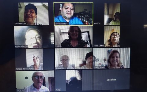 El coro de los jubilados se motiva cuando inicia la conexión para los ensayos.