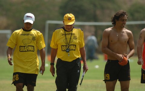 El DT Jorge Habegger dirigió a Barcelona en cuatro oportunidades.