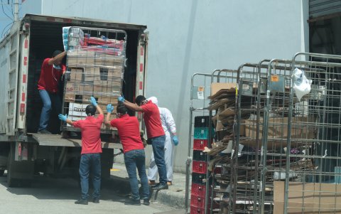 Los camiones de alimentos abastecen los supermercados todos los días.