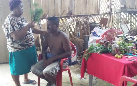 Preparado. Eloa sacude con un manojo de hierbas el cuerpo de un paciente, para sacar las malas energías del cuerpo.