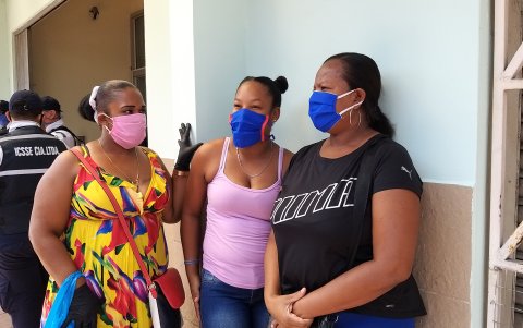 Las hijas de Teòfilo, en el exterior del hospital donde hoy se encuentra internado.