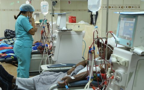 Un grupo de pacientes se realizan las hemodiálisis.