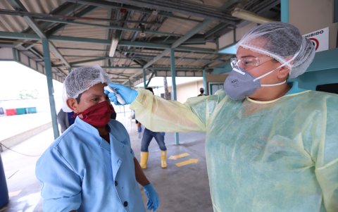 Con temperatura alta, no se entra. Los trabajadores de Tropack (foto) y Natluk inician toda jornada laboral sometiéndose a la toma de temperatura.