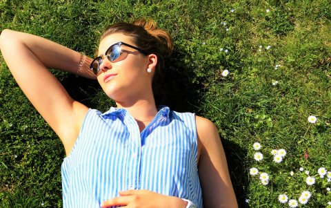 El sol es la principal fuente de vitamina D. Preferible tomarlo temprano por las mañanas o pasado las 16:00.