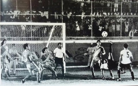 El peruano anotó un gol de chalaca en un Clásico del Astillero jugado en 1971, que terminó 4-2 a favor de Barcelona.
