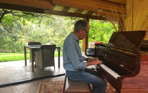 Un poco de música viene muy bien en estos días.