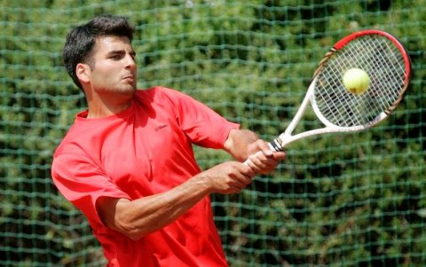 El primer tenista en usar mascarilla, en un partido sin ella.