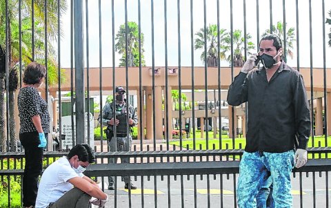 Desaparecidos. Por semanas los deudos han ido a los camposantos a pedir información de sus fallecidos.