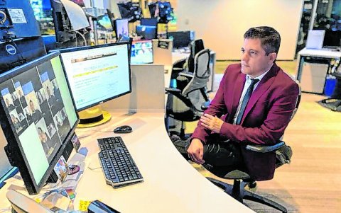 Ayuda. El periodista ecuatoriano Galo Arellano emprendió una campaña para apoyar a los que no han podido volver.