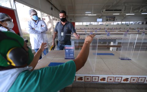 Las distancias marcadas en las mesas del comedor no son tan eficientes, por ello cada espacio se protegerá con paredes de acrílico.