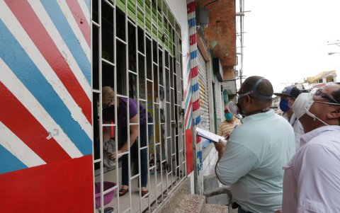 Control. Peluquerías fueron clausuradas por atender.