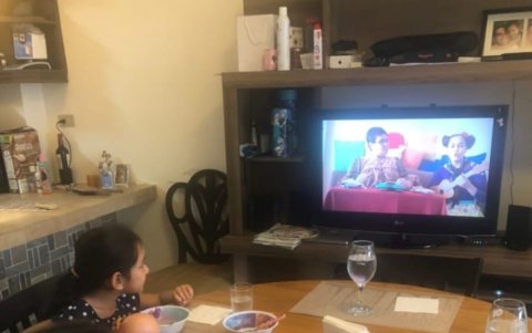 Actividad. Los artistas aprovechan el tiempo para compartir su talento, en especial a los niños.