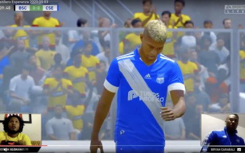 Bryan Cabezas se lamenta una ocasión de gol perdida con Bryan Carabalí al control.