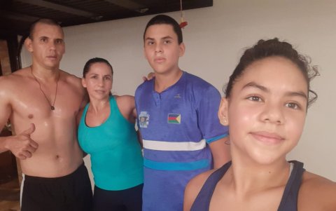 El exdefensor Samuel Vanegas pasa la cuarentena junto a su familia en Colombia.