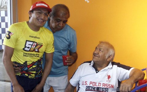 El fallecido (camiseta blanca) junto a su hijo Jorge (amarillo) quien no descansó hasta lograr recuperar el cuerpo sin vida.