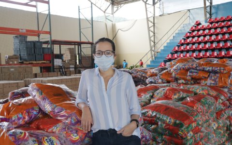 Junto a kits de comida para entregar a las familias de sectores vulnerables, debido a la crisis sanitaria por el COVID-19.