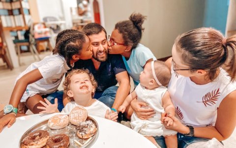 Postal familiar en casa.