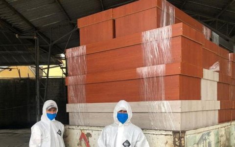 Jornada. La entrega de los cofres mortuorios es gratuita. Participan beneficiarios de la Fundación.