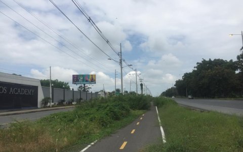 Hecho. En algunos tramos se observa menos maleza, sin embargo esta ha empezado a crecer en medio de la pista.