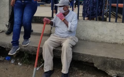 Con bastones improvisados y mascarillas se acercan a cobrar el bono adultos mayores.