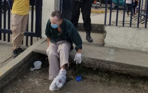 Adultos mayores con enfermedades catastróficas también acuden a retirar la ayuda.