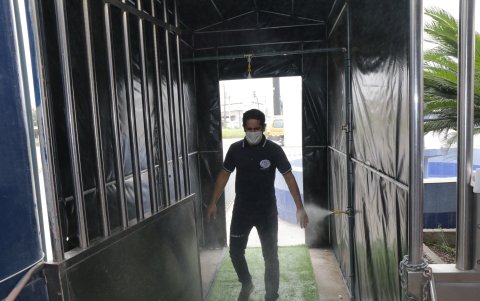 Los túneles son el paso obligatorio de los trabajadores. En las instalaciones de Indeurec, la esterilización que antes se hacía una vez al mes, ahora es cada semana.