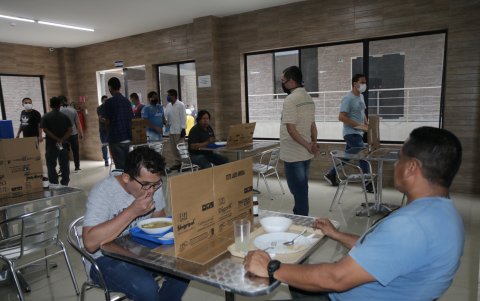 Al comedor se puede entra por turnos, desinfectados y guardando distancias. En las mesas se han improvisado separadores para evitar posibles contagios.