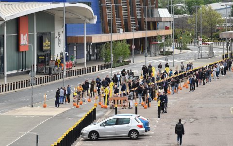 Londres. Una gran cantidad de londinenses hacen filas a la espera de la apertura de una tienda justo en los días precios al relajamiento social en el Reino Unido.