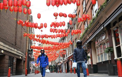 Londres. El Barrio Chino luce casi vacío en estos días de confinamiento social en el Reino Unido. Calles con más espacio para el peatón, son las medidas que tomará esta capital.