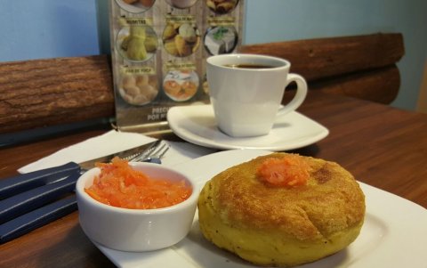 Rellena de queso, una tortilla es infaltable junto a buen café caliente.